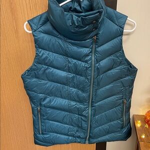 Patagonia Prow Vest in Arbor Green Sz M. Duck down filling. All weather wear.